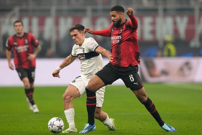 Gelandang PSG, Manuel Ugarte diadang pergerakannya oleh gelandang AC Milan, Ruben Loftus-Cheek pada laga pekan ke-4 Grup F Liga Champions 2023/2024, Rabu (8/11/2023) WIB. (c) AP Photo/Antonio Calanni